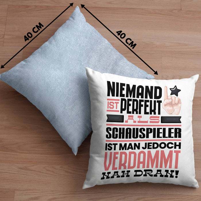 Schauspieler Geschenk Kissen mit Füllung 40x40 Lustige Geschenkidee für Schauspieler Geburtstag Niemand Ist Perfekt Aber Als Schauspieler Ist Man Nah Dran (Grau) Blau Trendation