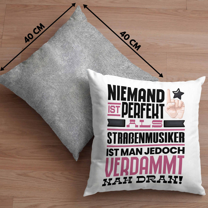 Straßenmusiker Geschenk Kissen mit Füllung 40x40 Lustige Geschenkidee für Straßenmusiker Geburtstag Niemand Ist Perfekt Aber Als Straßenmusiker Ist Man Nah Dran (Grau) Grau Trendation