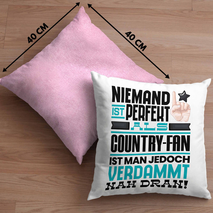 Country-Fan Geschenk Kissen mit Füllung 40x40 Lustige Geschenkidee für Country-Fan Geburtstag Niemand Ist Perfekt Aber Als Country-Fan Ist Man Nah Dran (Grau) Rosa Trendation