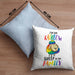 Lustige LGBTQ-Kissen mit Füllung 40x40 mit dem Spruch "I'm The Rainbow Sheep In The Family" Schwule Lesben (Grau) Blau Trendation