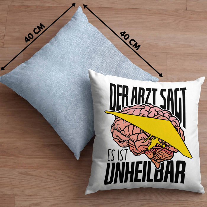 Geschenk für Drachenflieger Kissen mit Füllung 40x40 Spruch Hängegleiter "Der Arzt Sagt Es Ist Unheilbar" (Grau) Blau Trendation