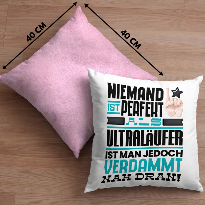 Ultraläufer Geschenk Kissen mit Füllung 40x40 Lustige Geschenkidee für Ultraläufer Geburtstag Niemand Ist Perfekt Aber Als Ultraläufer Ist Man Nah Dran (Grau) Rosa Trendation