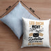 Postbote Paketzusteller Geschenk Kissen mit Füllung 40x40 Spruch Leg Dich Nicht Mit Dem Zusteller An Er Weiß Wo Du Wohnst Briefträger (Grau) Blau Trendation