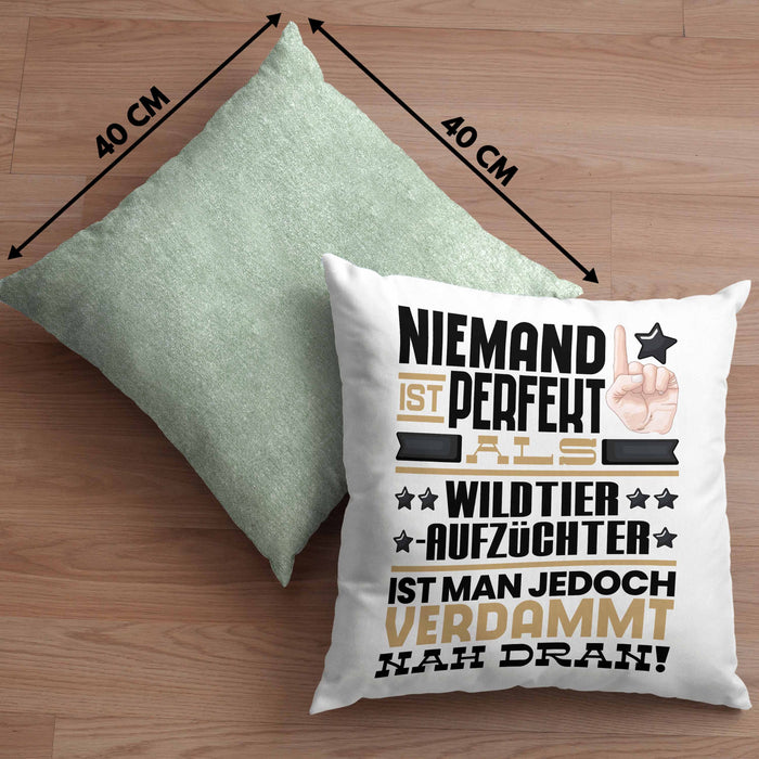 Wildtieraufzüchter Geschenk Kissen mit Füllung 40x40 Lustige Geschenkidee für Wildtieraufzüchter Geburtstag Niemand Ist Perfekt Aber Als Wildtieraufzüchter Ist Man Nah Dran (Grau) Grün Trendation