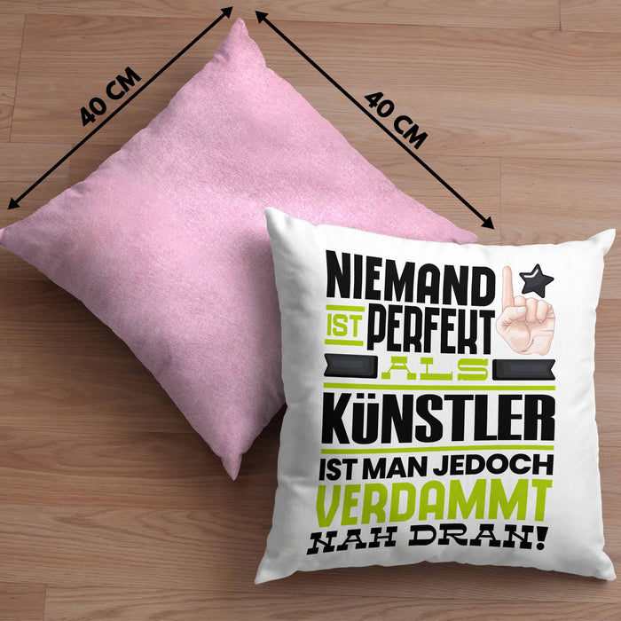 Künstler Geschenk Kissen mit Füllung 40x40 Lustige Geschenkidee für Künstler Geburtstag Niemand Ist Perfekt Aber Als Künstler Ist Man Nah Dran (Grau) Rosa Trendation