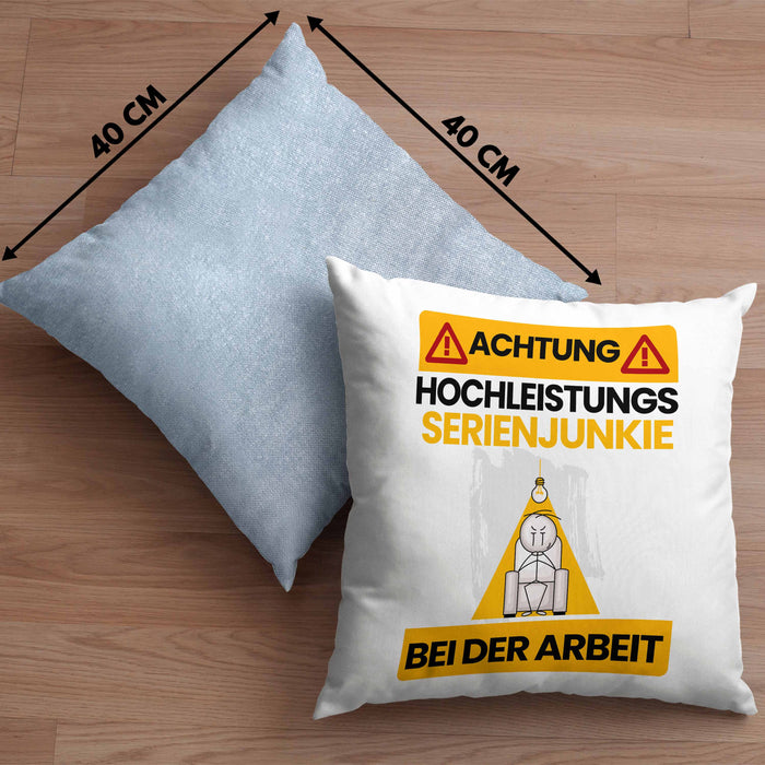 Serienjunkie Kissen mit Füllung 40x40 Geschenk Lustiger Spruch Geschenkidee für Serienjunkie Achtung Hochleistungs Serienjunkie Bei Der Arbeit (Grau) Blau Trendation