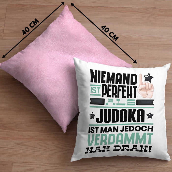 Judoka Geschenk Kissen mit Füllung 40x40 Lustige Geschenkidee für Judoka Geburtstag Niemand Ist Perfekt Aber Als Judoka Ist Man Nah Dran (Grau) Rosa Trendation