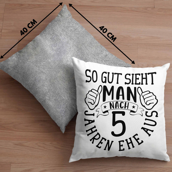 Hölzerne Hochzeit Kissen mit Füllung 40x40 Geschenk Ehemann Ehefrau Partner So Gut Sieht Man Nach 5 Jahren Ehe Aus (Grau) Grau Trendation