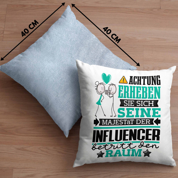 Influencer Geschenk Kissen mit Füllung 40x40 Lustiger Spruch Erheben Sie Sich Der Influencer Betritt den Raum (Grau) Blau Trendation