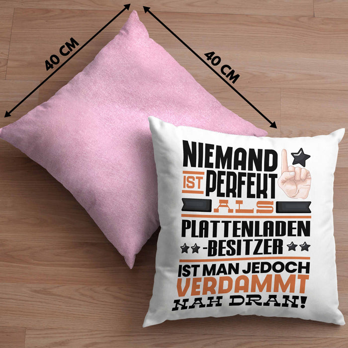 Plattenladenbesitzer Geschenk Kissen mit Füllung 40x40 Lustige Geschenkidee für Plattenladenbesitzer Geburtstag Niemand Ist Perfekt Aber Als Plattenladenbesitzer Ist Man Nah Dran (Grau) Rosa Trendation