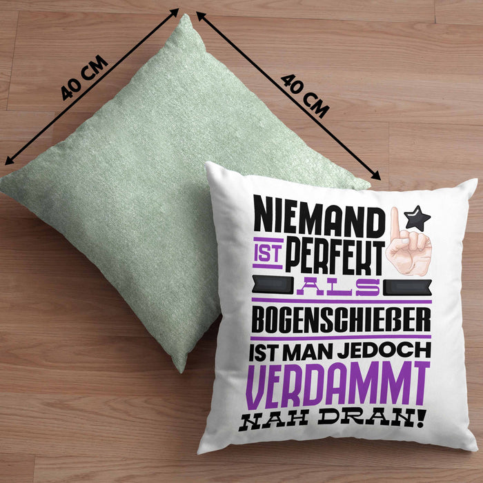 Bogenschießer Geschenk Kissen mit Füllung 40x40 Lustige Geschenkidee für Bogenschießer Geburtstag Niemand Ist Perfekt Aber Als Bogenschießer Ist Man Nah Dran (Grau) Grün Trendation