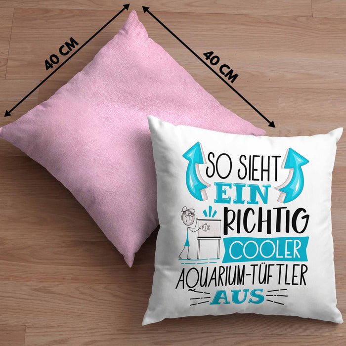 Aquarium-Tüftler Kissen mit Füllung 40x40 So Sieht Ein Richtig Cooler Aquarium-Tüftler Aus Geschenk Lustiger Spruch Geschenkidee (Grau) Rosa Trendation