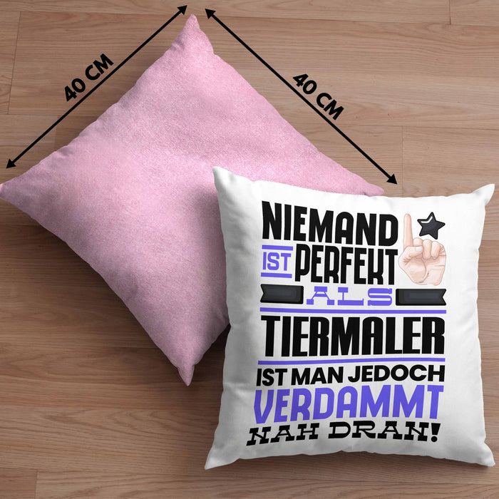 Tiermaler Geschenk Kissen mit Füllung 40x40 Lustige Geschenkidee für Tiermaler Geburtstag Niemand Ist Perfekt Aber Als Tiermaler Ist Man Nah Dran (Grau) Rosa Trendation