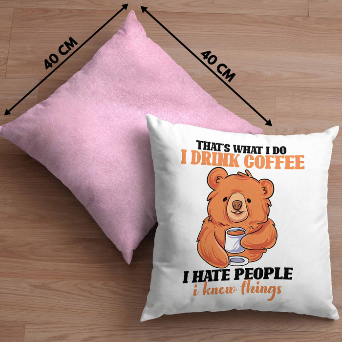 Bär Kaffe Kissen mit Füllung 40x40 Geschenk Lustiger Spruch I Hate People And I Know Things Geschenkidee Geburtstag (Grau) Rosa Trendation