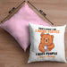 Bär Kaffe Kissen mit Füllung 40x40 Geschenk Lustiger Spruch I Hate People And I Know Things Geschenkidee Geburtstag (Grau) Rosa Trendation