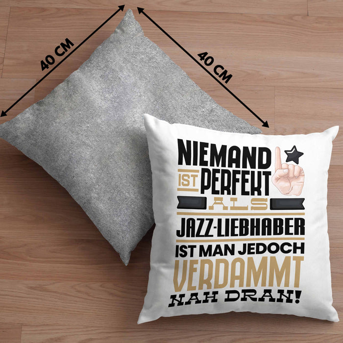 Jazz-Liebhaber Geschenk Kissen mit Füllung 40x40 Lustige Geschenkidee für Jazz-Liebhaber Geburtstag Niemand Ist Perfekt Aber Als Jazz-Liebhaber Ist Man Nah Dran (Grau) Grau Trendation