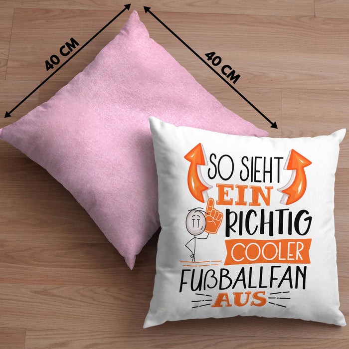 So Sieht Ein Richtig Cooler Fußballfan Aus Geschenk Kissen mit Füllung 40x40 Lustiger Spruch Geschenkidee (Grau) Rosa Trendation