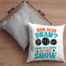 Boule Kissen mit Füllung 40x40 "Bin Ich Dran Dann Setz Dich Hin Und Genieße Die Show" Geschenk für Boule-Fans mit Spruch (Grau) Grau Trendation
