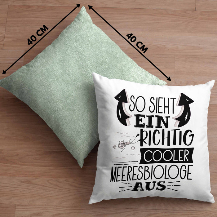 Meeresbiologe Kissen mit Füllung 40x40 So Sieht Ein Richtig Cooler Meeresbiologe Aus Geschenk Lustiger Spruch Geschenkidee (Grau) Grün Trendation
