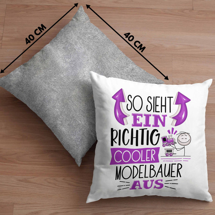 Modelbauer Kissen mit Füllung 40x40 So Sieht Ein Richtig Cooler Modelbauer Aus Geschenk Lustiger Spruch Geschenkidee (Grau) Grau Trendation