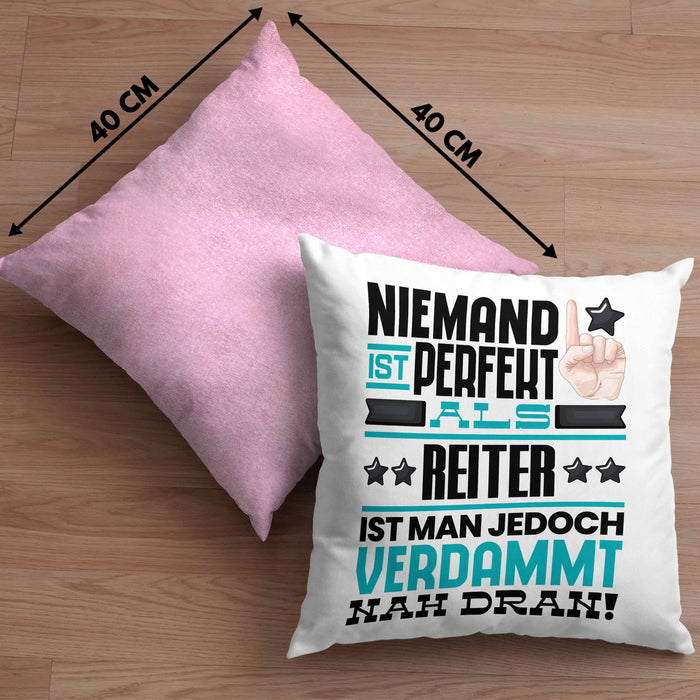 Reiter Geschenk Kissen mit Füllung 40x40 Lustige Geschenkidee für Reiter Geburtstag Niemand Ist Perfekt Aber Als Reiter Ist Man Nah Dran (Grau) Rosa Trendation