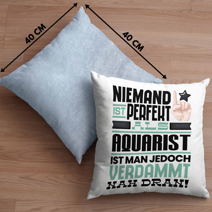 Aquarist Geschenk Kissen mit Füllung 40x40 Lustige Geschenkidee für Aquarist Geburtstag Niemand Ist Perfekt Aber Als Aquarist Ist Man Nah Dran (Grau) Blau Trendation