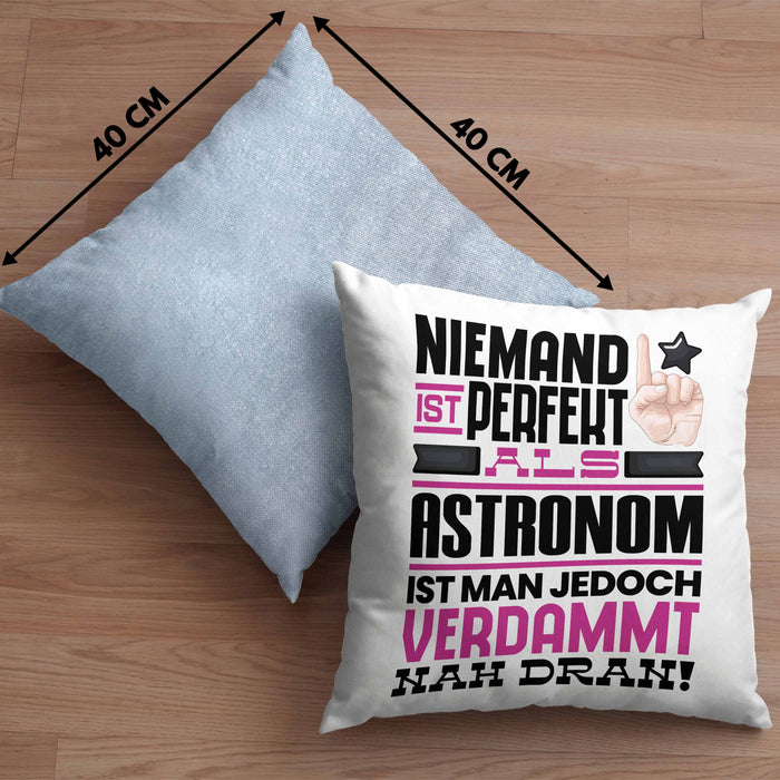 Astronom Geschenk Kissen mit Füllung 40x40 Lustige Geschenkidee für Astronom Geburtstag Niemand Ist Perfekt Aber Als Astronom Ist Man Nah Dran (Grau) Blau Trendation