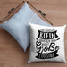 Große Cousine Kissen mit Füllung 40x40 Geschenk Verkündung Ich Bin Vielleicht Klein Aber Ich Bin Bald Eine Große Cousine Geschenkidee Nachwuchs (Grau) Blau Trendation