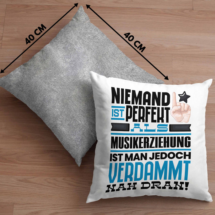 Musikerziehung Geschenk Kissen mit Füllung 40x40 Lustige Geschenkidee für Musikerziehung Geburtstag Niemand Ist Perfekt Aber Als Musikerziehung Ist Man Nah Dran (Grau) Grau Trendation
