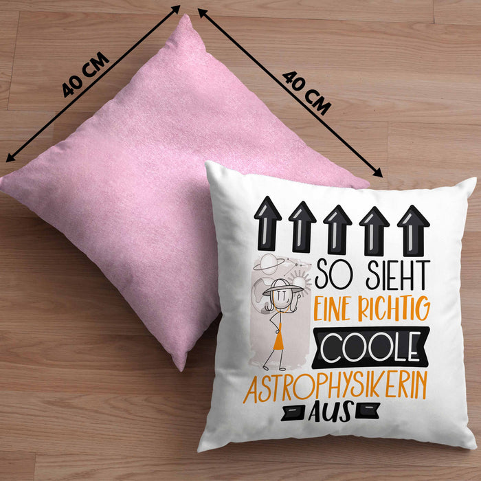 Astrophysikerin Geschenk Kissen mit Füllung 40x40 Geschenkidee für Astrophysikerin Geburtstag Weihnachten Spruch So Sieht Eine Richtig Coole Astrophysikerin Aus (Grau) Rosa Trendation
