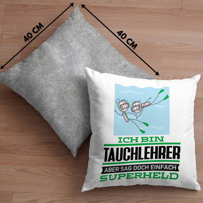 Tauchlehrer Geschenk Kissen mit Füllung 40x40 Ich Bin Tauchlehrer Aber Sag Doch Einfach Superheld Lustige Geschenkdiee für Tauchlehrer (Grau) Grau Trendation