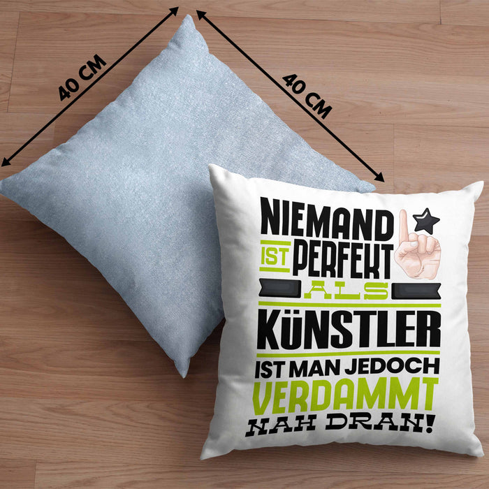 Künstler Geschenk Kissen mit Füllung 40x40 Lustige Geschenkidee für Künstler Geburtstag Niemand Ist Perfekt Aber Als Künstler Ist Man Nah Dran (Grau) Blau Trendation