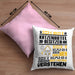 Katzenhotelbesitzer Geschenk Kaffee-Kissen mit Füllung 40x40 Geschenkidee für Katzenhotelbesitzer Ich Bin Katzenhotelbesitzer Ich Kann Es Dir Erklären Jedoch Nicht Für Dich Verstehen Spruch Lustig (Grau) Rosa Trendation