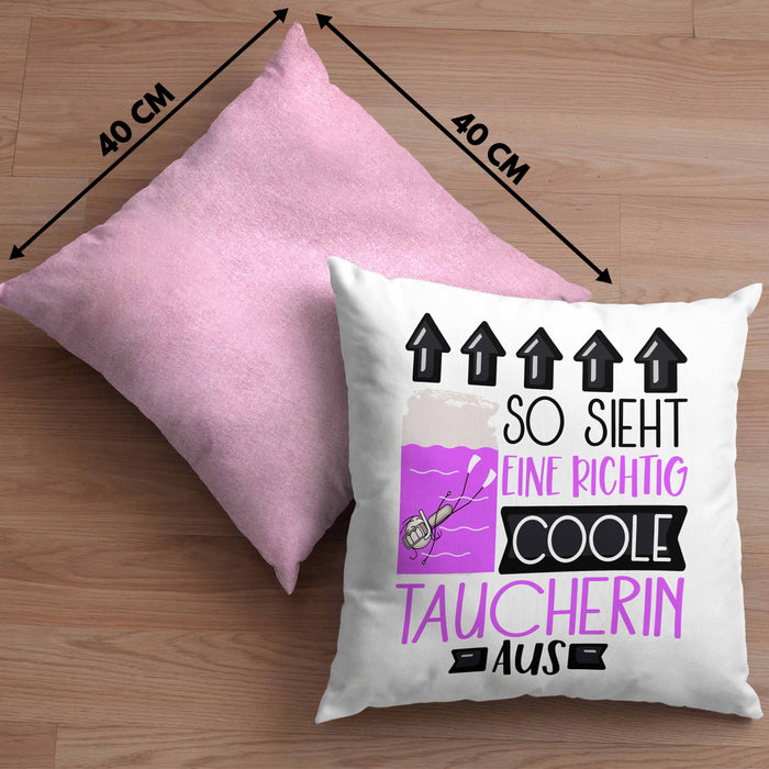 Taucherin Geschenk Kissen mit Füllung 40x40 Lustig Geschenkidee für Taucherin Geburtstag So Sieht Eine Richtig Coole Taucherin Aus Frauen Spruch (Grau) Rosa Trendation
