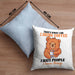 Bär Kaffe Kissen mit Füllung 40x40 Geschenk Lustiger Spruch I Hate People And I Know Things Geschenkidee Geburtstag (Grau) Blau Trendation