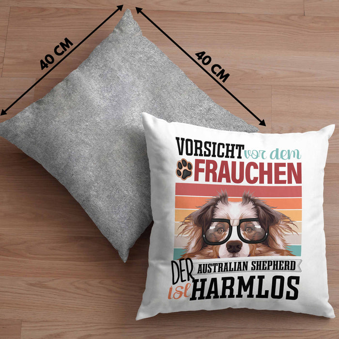 Australian Shepherd Besitzerin Frauchen Kissen mit Füllung 40x40 Geschenk Lustiger Spruch Geschenkidee Vorsicht Vor Dem Frauchen (Grau) Grau Trendation