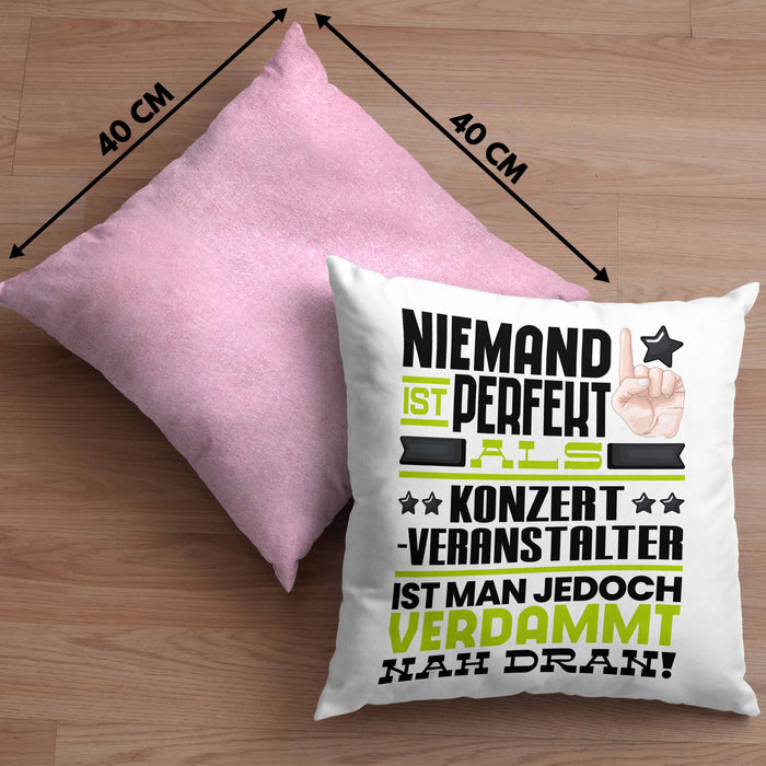 Konzertveranstalter Geschenk Kissen mit Füllung 40x40 Lustige Geschenkidee für Konzertveranstalter Geburtstag Niemand Ist Perfekt Aber Als Konzertveranstalter Ist Man Nah Dran (Grau) Rosa Trendation