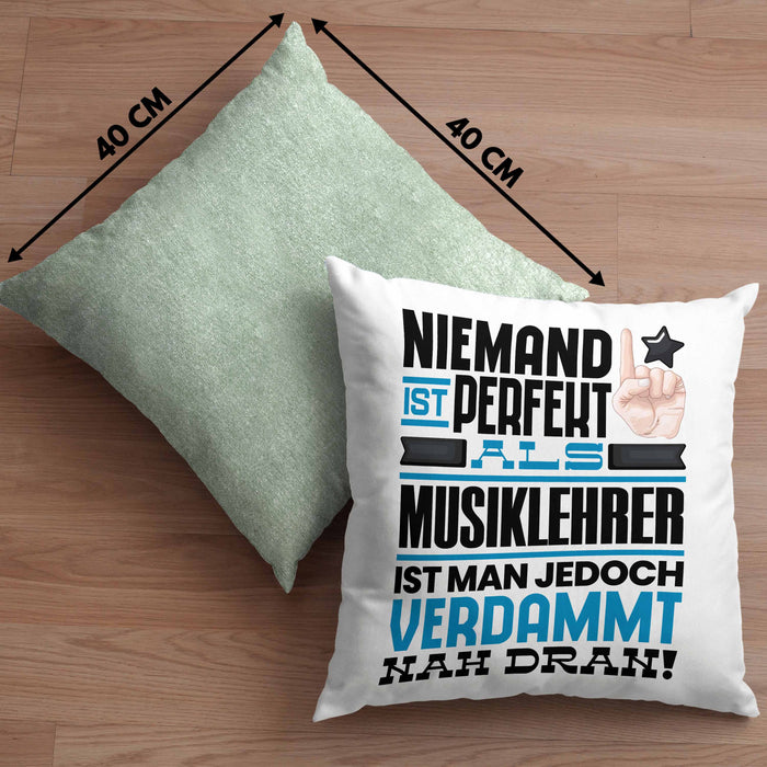 Musiklehrer Geschenk Kissen mit Füllung 40x40 Lustige Geschenkidee für Musiklehrer Geburtstag Niemand Ist Perfekt Aber Als Musiklehrer Ist Man Nah Dran (Grau) Grün Trendation