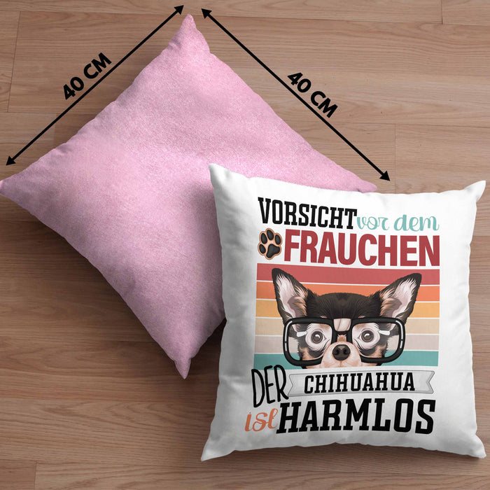 Chihuahua Besitzerin Frauchen Kissen mit Füllung 40x40 Geschenk Lustiger Spruch Geschenkidee Vorsicht Vor Dem Frauchen (Grau) Rosa Trendation