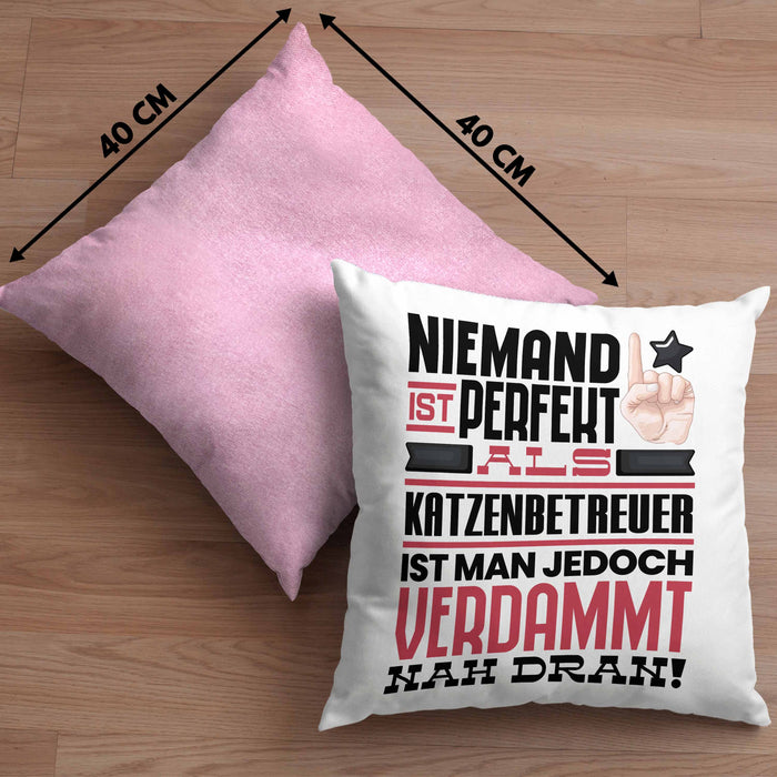 Katzenbetreuer Geschenk Kissen mit Füllung 40x40 Lustige Geschenkidee für Katzenbetreuer Geburtstag Niemand Ist Perfekt Aber Als Katzenbetreuer Ist Man Nah Dran (Grau) Rosa Trendation