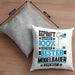 Modelbauer Geschenk Lustiger Spruch für Modelbauer Geschenkidee Bester Modelbauer Der WeltKissen mit Füllung 40x40 (Grau) Grau Trendation