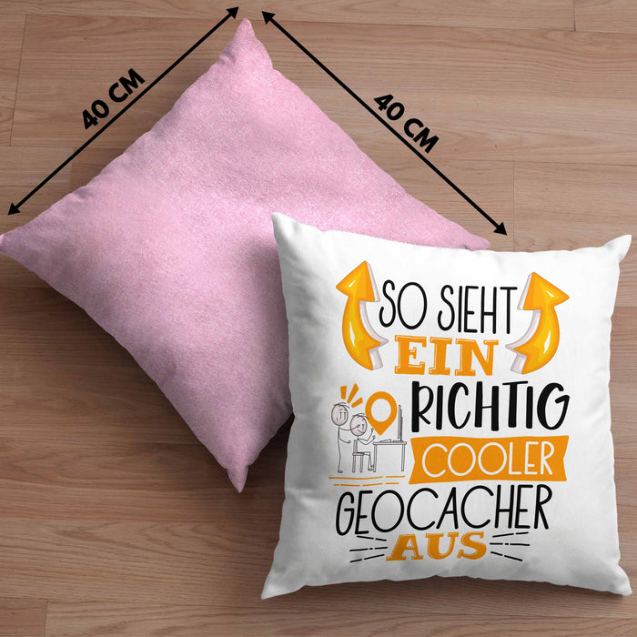 So Sieht Ein Richtig Cooler Geocacher Aus Geschenk Kissen mit Füllung 40x40 Lustiger Spruch Geschenkidee (Grau) Rosa Trendation