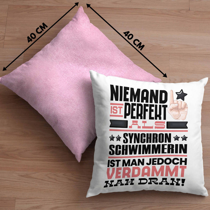Synchronschwimmerin Geschenk Kissen mit Füllung 40x40 Lustige Geschenkidee für Synchronschwimmerin Geburtstag Niemand Ist Perfekt Aber Als Synchronschwimmerin Ist Man Nah Dran (Grau) Rosa Trendation