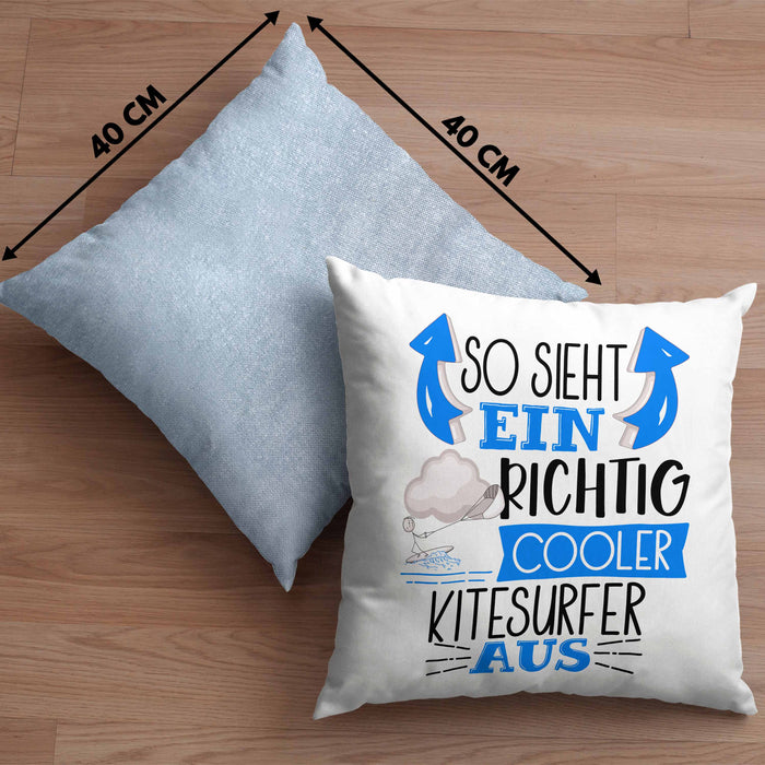 So Sieht Ein Richtig Cooler Kitesurfer Aus Geschenk Kissen mit Füllung 40x40 Lustiger Spruch Geschenkidee (Grau) Blau Trendation