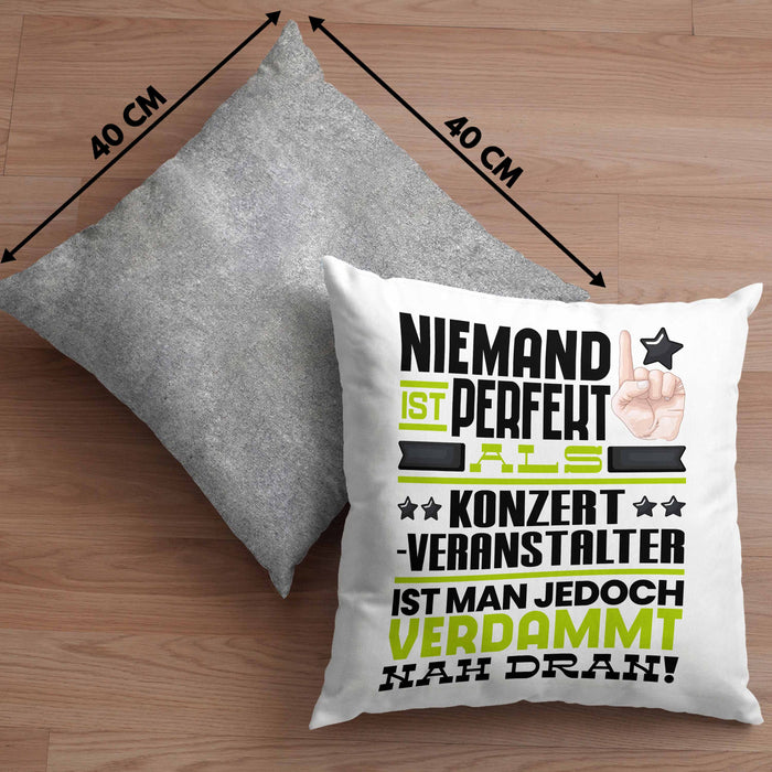 Konzertveranstalter Geschenk Kissen mit Füllung 40x40 Lustige Geschenkidee für Konzertveranstalter Geburtstag Niemand Ist Perfekt Aber Als Konzertveranstalter Ist Man Nah Dran (Grau) Grau Trendation