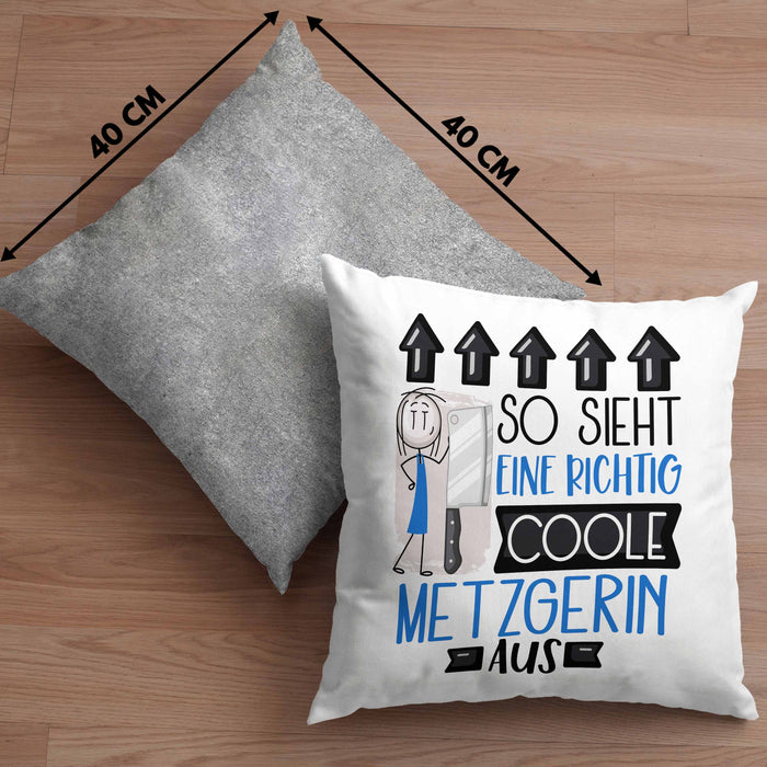 Metzgerin Geschenk Kissen mit Füllung 40x40 Geschenkidee für Metzgerin Geburtstag Weihnachten Spruch So Sieht Eine Richtig Coole Metzgerin Aus (Grau) Grau Trendation