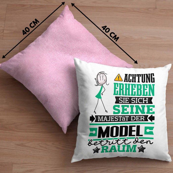 Model Geschenk Kissen mit Füllung 40x40 Lustiger Spruch Erheben Sie Sich Der Model Betritt den Raum (Grau) Rosa Trendation