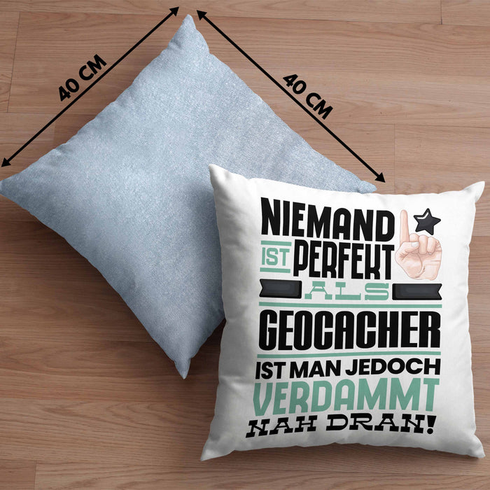 Geocacher Geschenk Kissen mit Füllung 40x40 Lustige Geschenkidee für Geocacher Geburtstag Niemand Ist Perfekt Aber Als Geocacher Ist Man Nah Dran (Grau) Blau Trendation