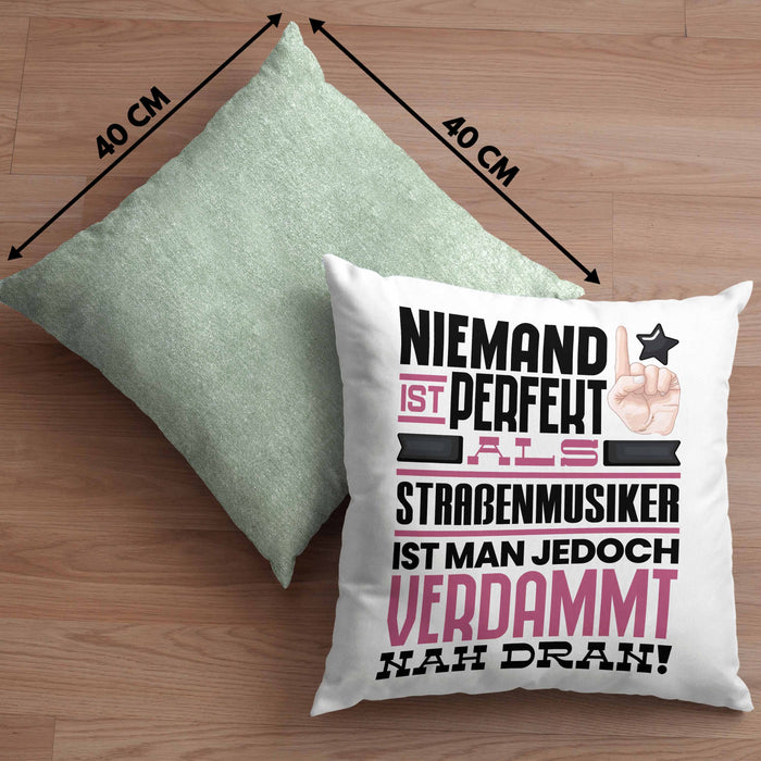 Straßenmusiker Geschenk Kissen mit Füllung 40x40 Lustige Geschenkidee für Straßenmusiker Geburtstag Niemand Ist Perfekt Aber Als Straßenmusiker Ist Man Nah Dran (Grau) Grün Trendation