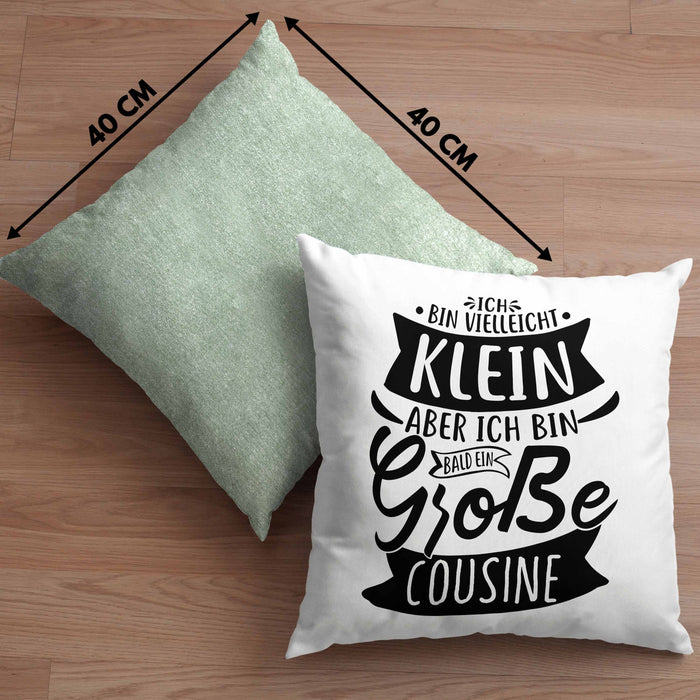 Große Cousine Kissen mit Füllung 40x40 Geschenk Verkündung Ich Bin Vielleicht Klein Aber Ich Bin Bald Eine Große Cousine Geschenkidee Nachwuchs (Grau) Grün Trendation